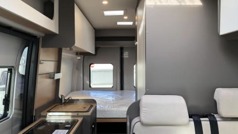 Nieuwe Camperbus Magnetic Grey – FORD LMC Innovan 590 camper van from 2024 Magnetic Gray