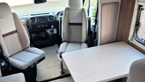 Hamish – Hamish - Scottish Luxury - Spacious 4 Berth Renault Luna 2018