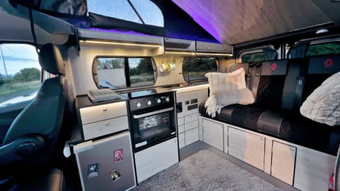 Van Damme – Renault traffic LWB luxury campervan ( 2 adults & pet friendly  )