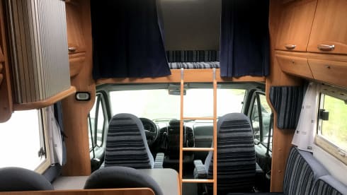Bob – Spacious, cozy camper with air conditioning + navigation for family