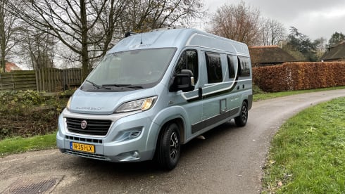 Bus camper Globecar 600L with length beds, for 2 people. Dog allowed.