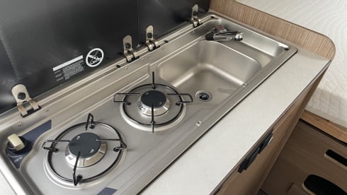 Tourer 5.9 – Carado CV 601 - fixed bed with a length of 5.99 METER!