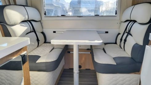 Auto Roller 747 – 2024 Roller Team Auto Roller 747 automatic six berth + six seatbelts 