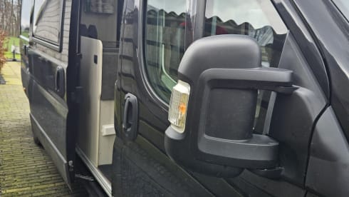 Black Beauty – Kingsize fixed length beds, 2p camper complete