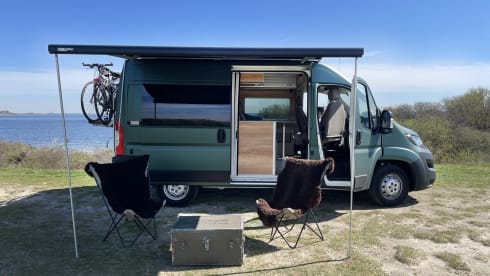De Groene Waldi – Peugeot Boxer compact camper for rent
