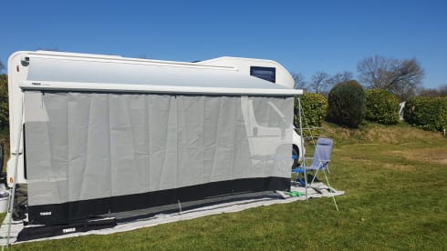 Camper Kai – Relax on your journey with a luxurious Adria Sunliving alcove camper