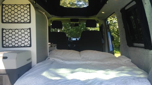 Sturdy Volkswagen T5 bus camper for 2-4 people