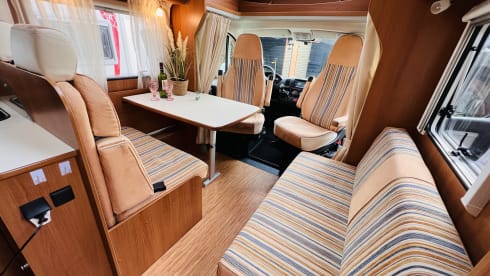 Making Memories! – Cozy fully furnished Hymer Carado 4 persons / Euro 5 motorbike