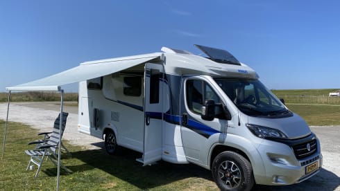 Vrije Vogels – Young luxury Knaus Sky Ti with bicycle carrier + large garage + camera