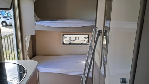 C28 – Zeer luxe 6 pers. Ahorn ,stapelbed, 2x Airco