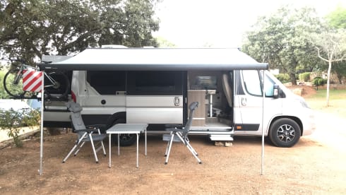 Luna de Plata – Fully equipped, state-of-the-art box van