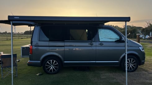 Carol – 2019 VW T6 Caravelle, 4 berth + a cosy bell tent & stove!