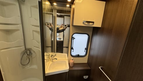 The Escape Pod – Comfortable and modern family Rollerteam motorhome - Free insurance 