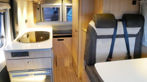 Pössl Roadcar R540, 5.40 meter bus camper, 2 sleeping - 4 seats.