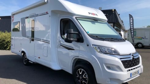 der U – (T) Floor plan with rear seating group: Pilote P696 U Evidence