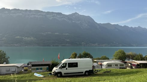 Monty – 2p Peugeot bus from 2017