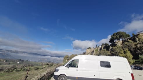 Camper elegante e autosufficiente, fuori dalla rete elettrica