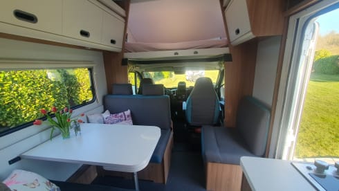 Camper Kai – Relax on your journey with a luxurious Adria Sunliving alcove camper