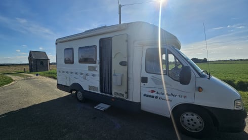 Cozy Fiat Ducato camper – your ticket to freedom!