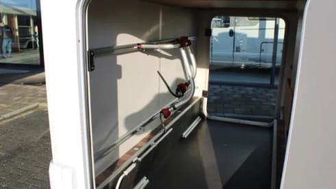 Roxi – Beautiful, luxury Dethleffs semi-integrated camper (4p) from 2021 (incl. Maxx fan!)