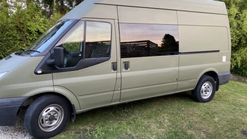 Sparrow's nest – All season Off grid campervan with full length double bed  *Pet friendly*
