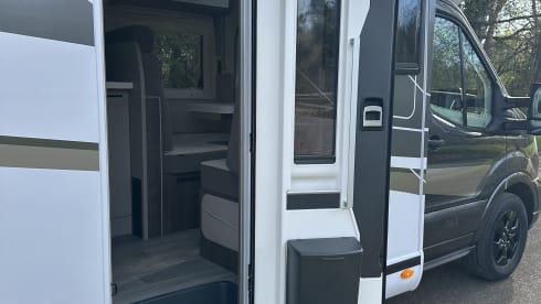 Location de camping-car semi-intégré de luxe Benimar – automatique – 5 places – 2026