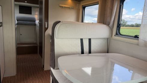 Camper met enkele bedden en alkoof!