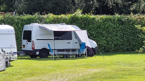 Oos Böske – Oos Böske – Buscamper 2/3 person Renault Master (2 x length bed!)