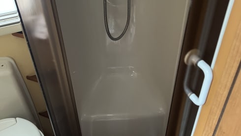 Snogly  – Bessecar e735 motorhome 6 berth excellent for families