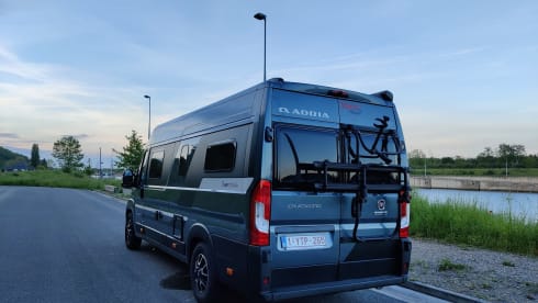 Remco – Luxury Adria Twin with 9-speed automatic transmission and longitudinal beds
