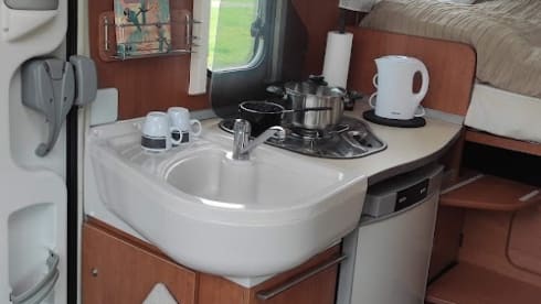 Benimar Tessoro 400, 4 persons, 2012, semi-integrated