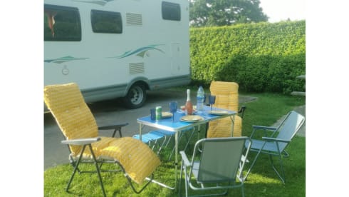 Kaz Camper – Fabulous 6 berth 4 seatbelts with WIFI Chausson alcove (2010)