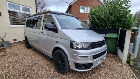 Tommie – 4 person VW, near Airport & major motorways! LWB, PopTop roof + loads more!