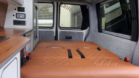 Tommie – 4 person VW, near Airport & major motorways! LWB, PopTop roof + loads more!