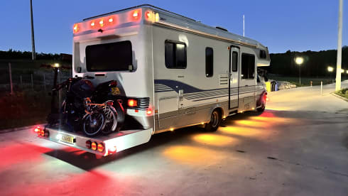 Amerikaanse camper – 6-person Ford E350 7.3L V8 turbo diesel