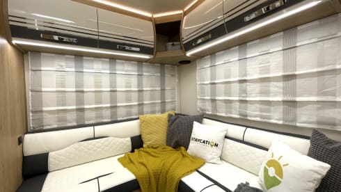 Phoenix – Luxury 4-6 Berth Roller Team Auto-Roller 747 AUTOMATIC - Fully Insured