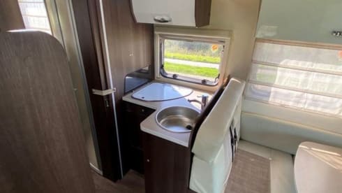 5p luxury camper with separate bed & pull-down bed