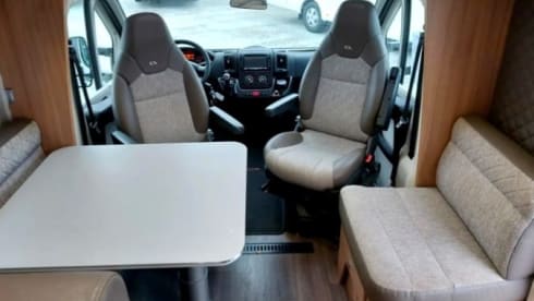 Camper 5 persoons, lengtebedden, airco, fietsendrager. – Wohnmobil 