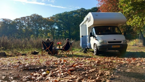 Geheel gerenoveerde camper met retro look. – Heidehut - 4 persoons alkoof-camper 