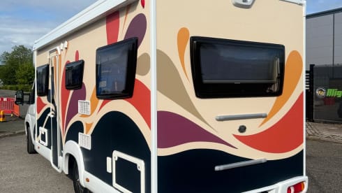 Sunset Bloom 🌅🌸 – A beautiful and comfy 6 berth motorhome for fun and adventures