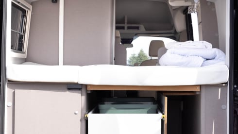 mooie bus 2 persoons Ford camper uit 2023 met luxe inrichting