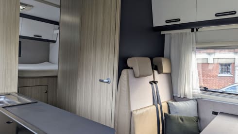 Sun Living  – 6p recent family camper from 2021 - Sun Living alcove