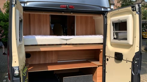 Vario Smurf – 4 fixed beds hotel on wheels