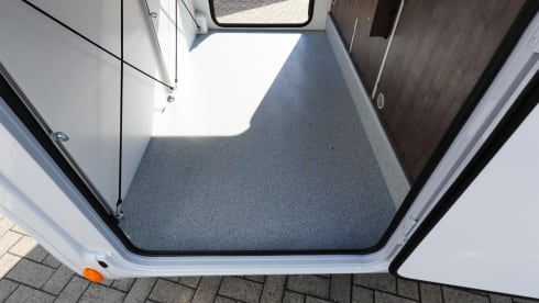 Location de camping-car semi-intégré de luxe Benimar – automatique – 5 places – 2026