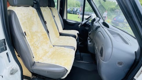 Betsy – Bus camper with long double bed!