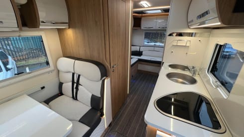 Luxury 6 berth 6 Belted Roller Team Autoroller 747