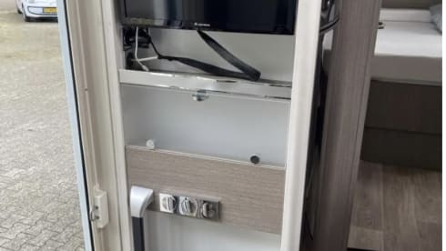 ⭐️⭐️⭐️ 2 person semi-integrated camper queen bed ⭐️⭐️⭐️ 