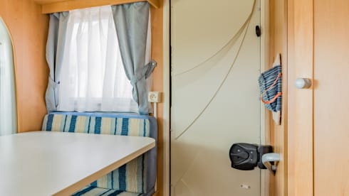 Neat 3-person camper, XXL garage, reversing camera, air conditioning