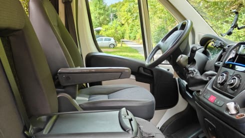 2p Citroën bus uit 2012