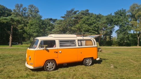 2p Volkswagen campervan uit 1969